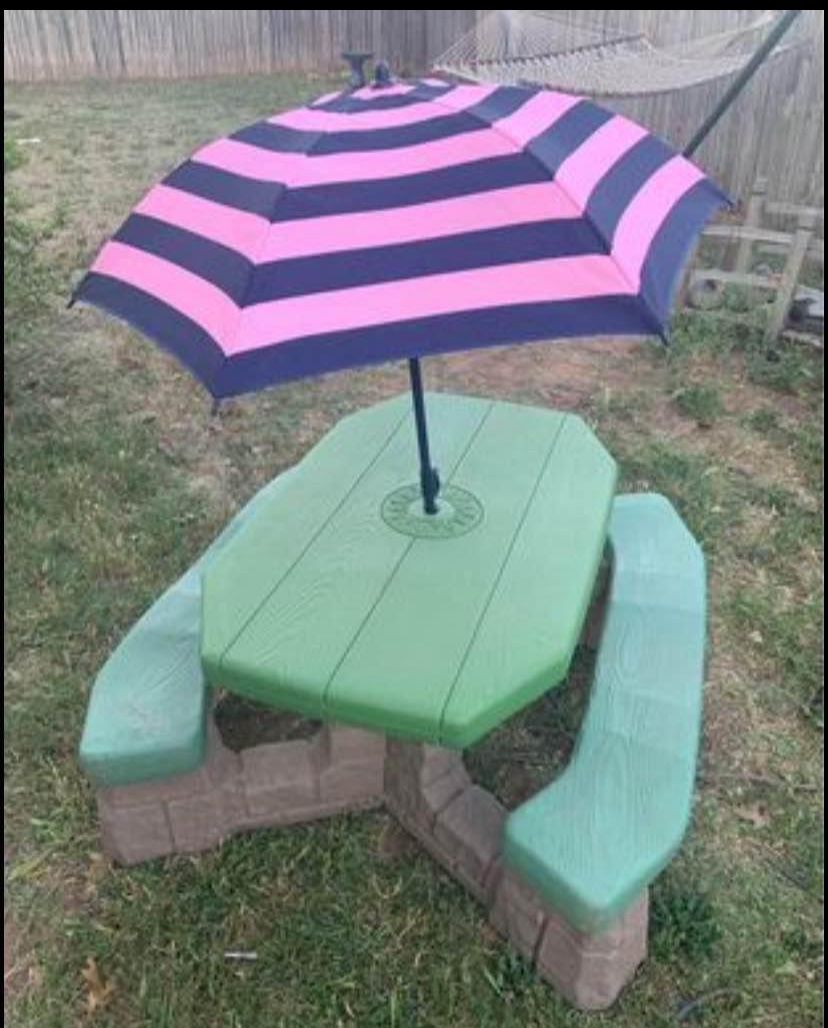 Step 2 Picnic Bench With Umbrella ( Excellent Condition $