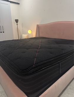 Beautyrest Black C-Class Plush Pillow Top – King – Excellent Condition