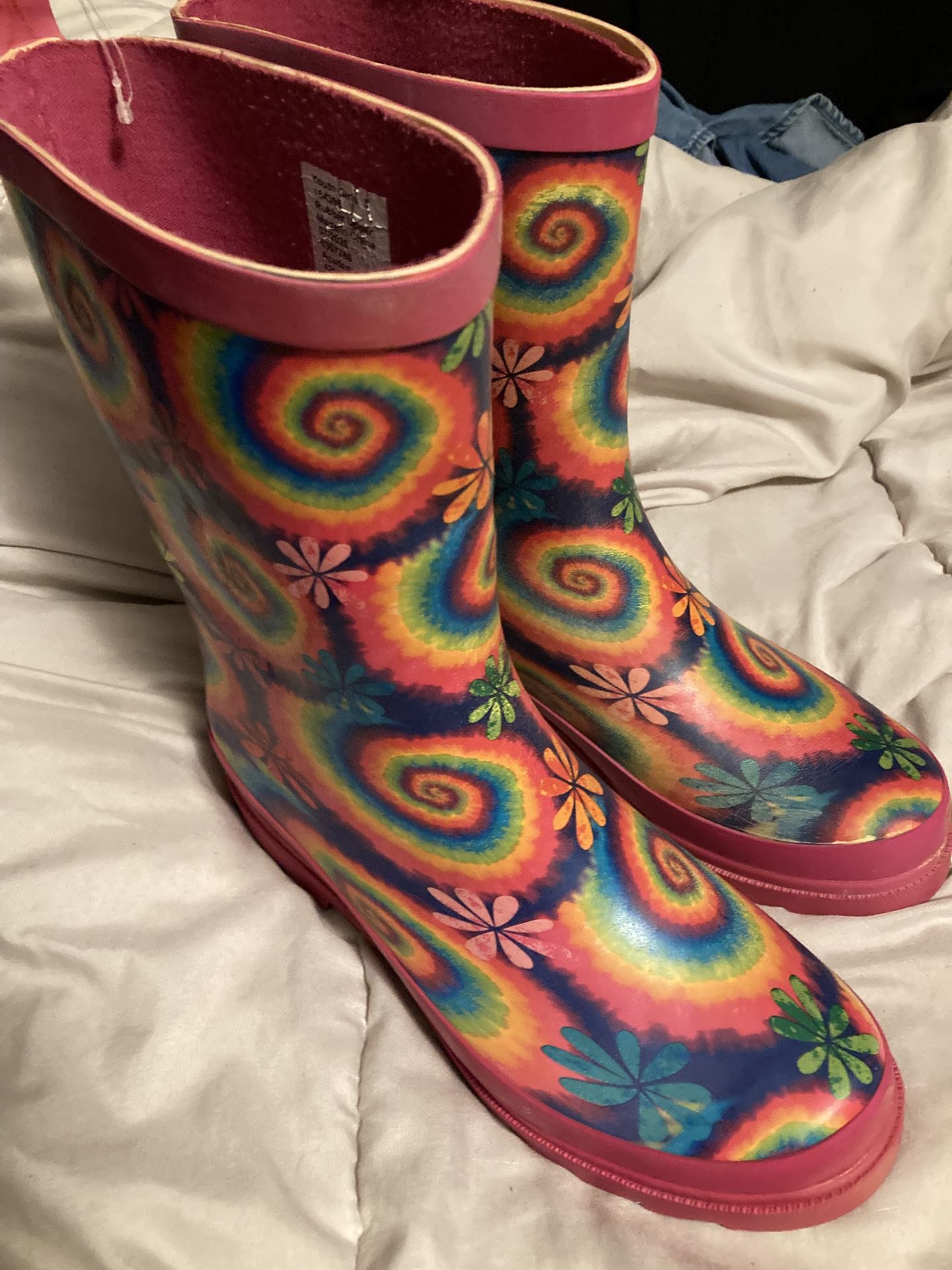 Girls Size 5 Tie Die Rain Boots. ( Used )