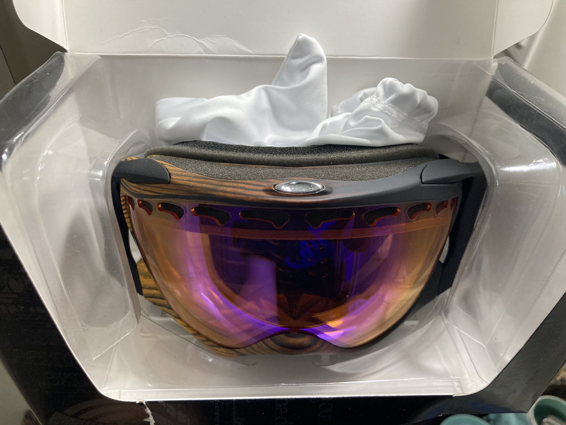 Oakley Snowboarding Goggles Brand New 