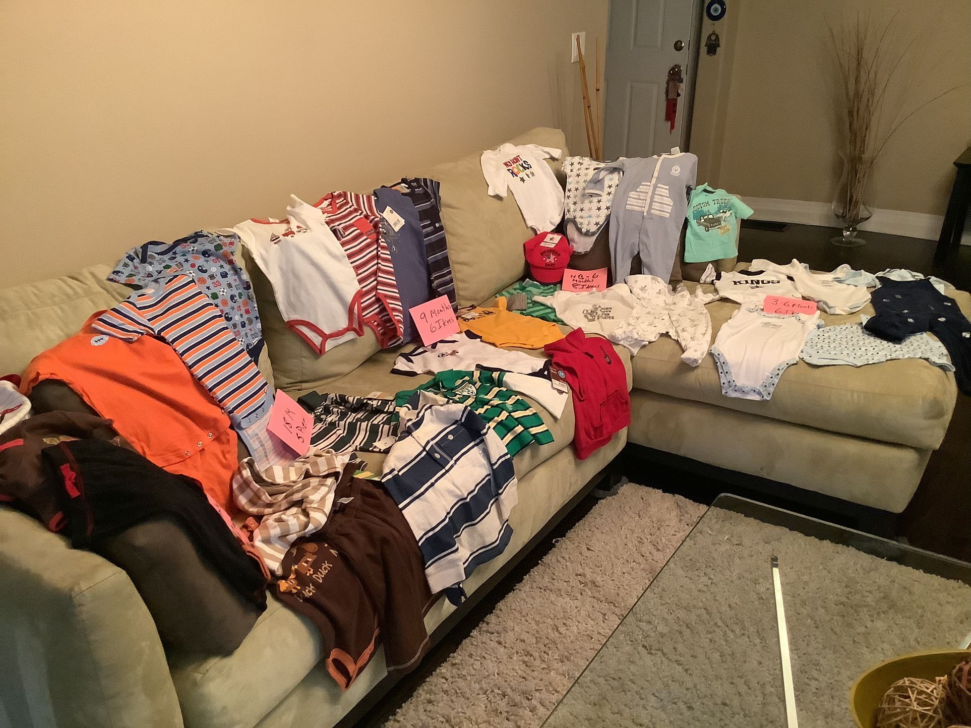 31 BRAND NEW PIECES OF BABY CLOTHS WITH TAGS FROM Carters Baby