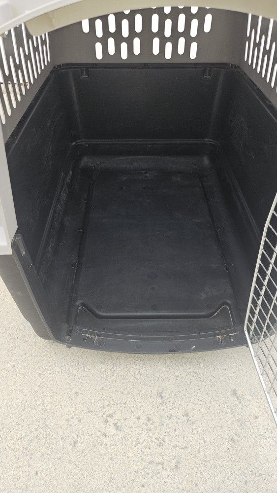 LARGE DOG KENNEL 34L X 23 W X 28H