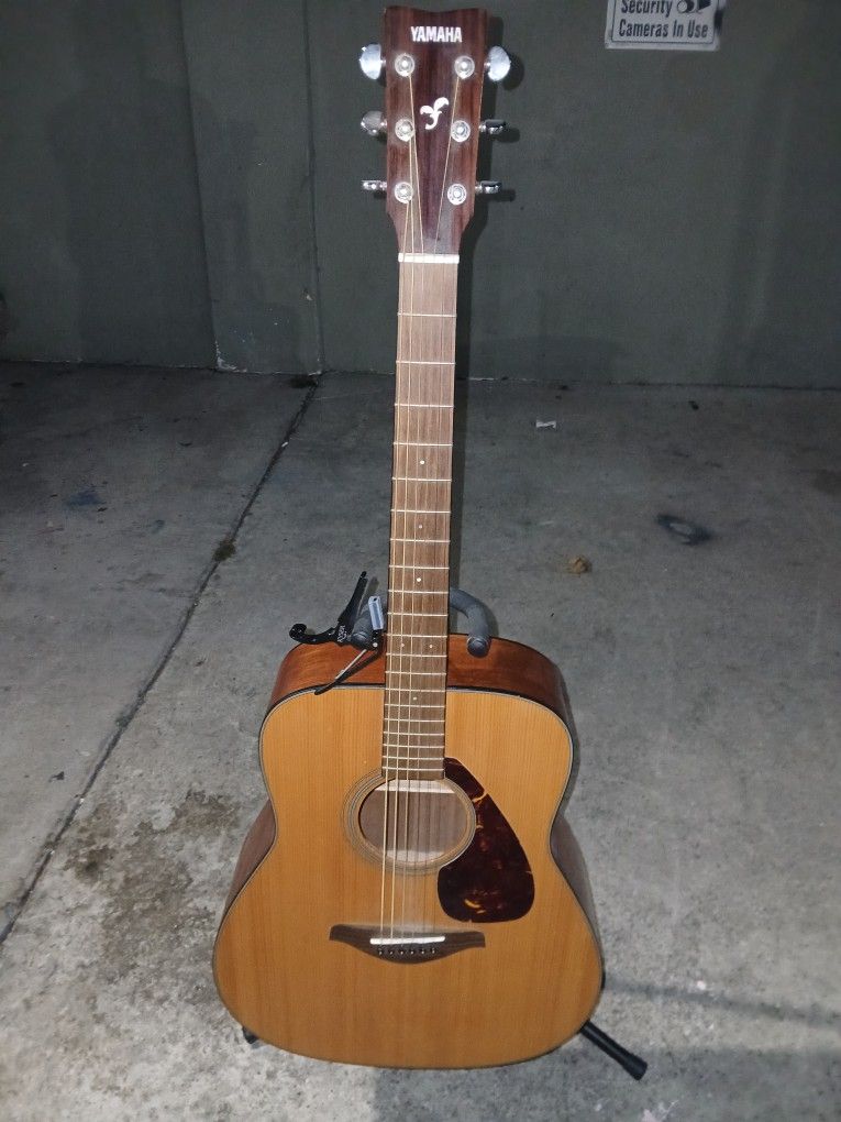 Yamaha FG 700 S