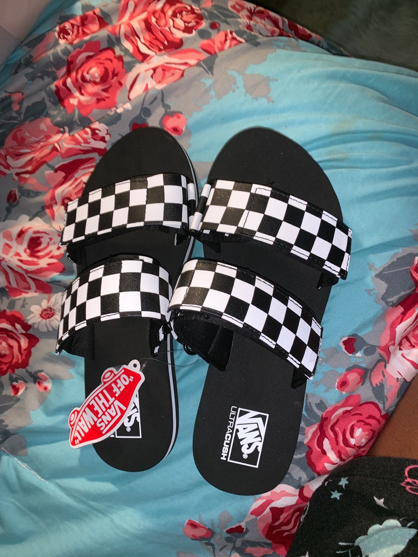 BLACK/WHITE VANS SLIDES