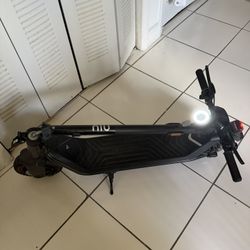 NIU KQi3 Foldable Electric  Kick Scooter 31 Mile Range 20 MPH 350W