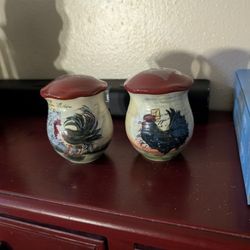 Salt/ Pepper Rooster Shakers 
