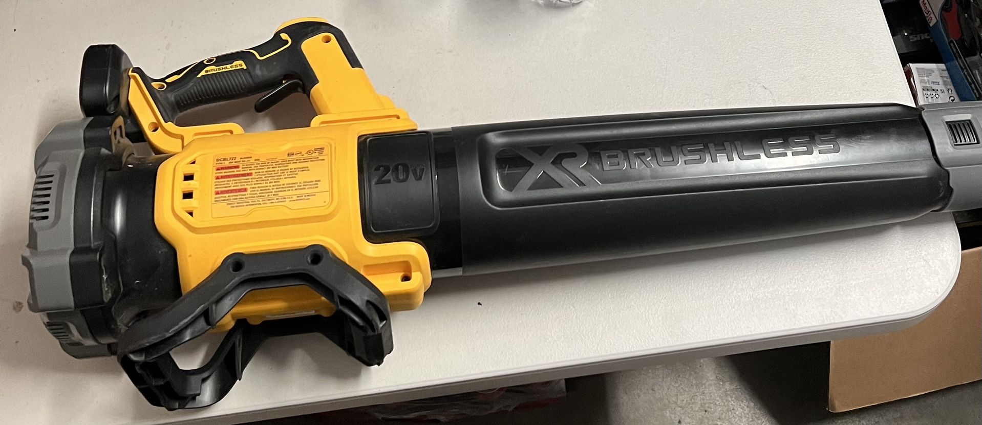 DEWALT 20V MAX* XR Leaf Blower, Cordless, Handheld, 125-MPH, 450-CFM, Tool Only (DCBL722B)