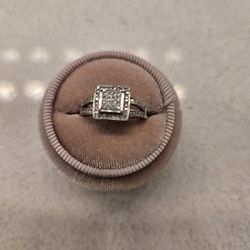 14k White Gold Diamond Ring Size: 5.5
