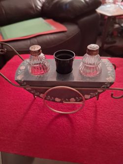 VINTAGE METAL CART WITH LITTLE GLASS ANTIQUE SALT & PEPPER SHAKERS 