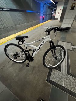Se vende bicicleta de montaña WEIZE MTB color blanco con negro, en muy buenas condiciones.