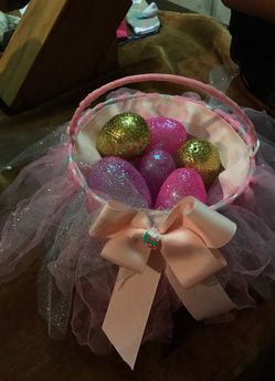 Easter basket with detachable hair bows