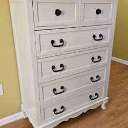 Clean And Nice WHITE 6 Drawer Chest / Tall Dresser. 