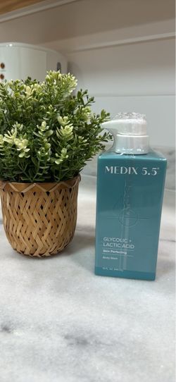 Medix 5.5 Glycolic + Lactic Acid Body Wash
