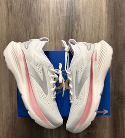 Women’s Size 9 Brooks