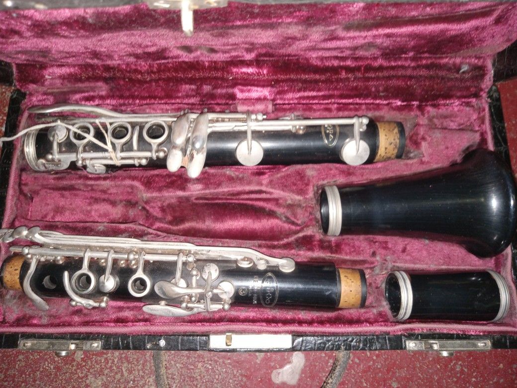 VITO CLARINET WITH CASE