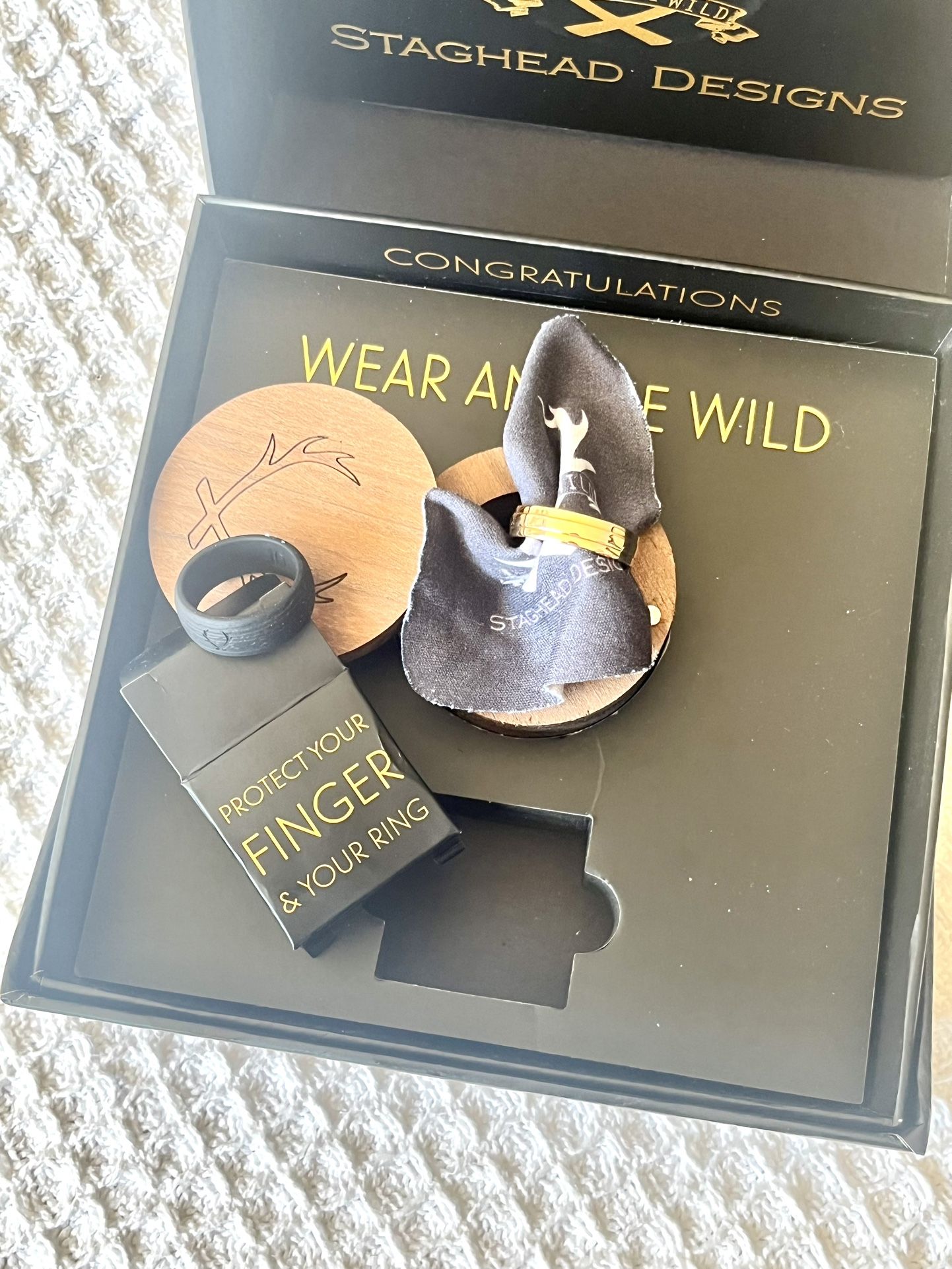 14K Gold Wedding Band w. Raised turquoise and malachite lining