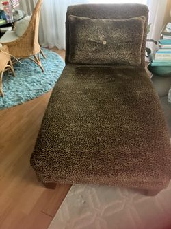 Chaise lounge in leopard print