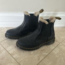 Dr Martens WOMEN'S FAUX FUR LINED CHELSEA BOOTS