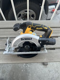 New 20v Dewalt Atomic Brushless 6 1/2 Circular Saw Only 