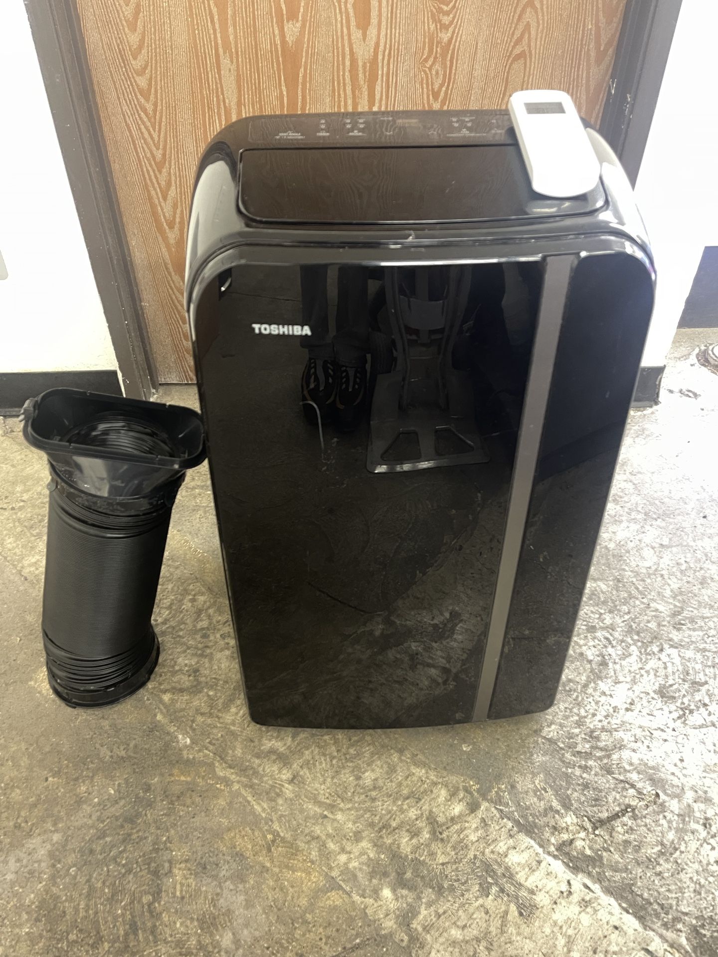 Toshiba RAC-PD1414CWru Portable Air Conditioner with Tube and Remote