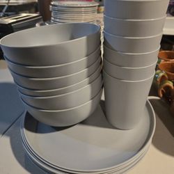 18 pcs Mainstays Plastic Dinner Plates,Cereal Bowls & Tumblers Set,ligth grey