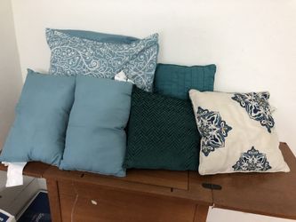 Brand new pillows set