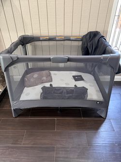 4moms Breeze Playard Pack and Play with diaper caddy and sheets