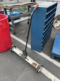 CENTRAL MACHINERY 30 in. Magnetic Sweeper with Wheels