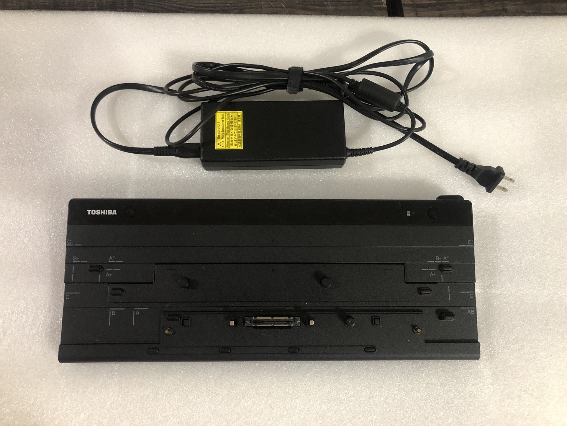 TOSHIBA HI-SPEED PORT REP III (docking station) with power supply