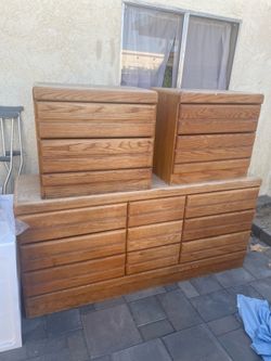Solid Oak Bedroom Set – Dresser, 2 Nightstands & Mirror – $400