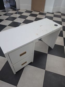 Free kids desk - must pickup