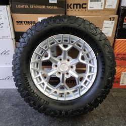 20" Fuel wheels w/ 35x12.50R20 Tires