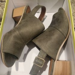 New Sz 8 Heels