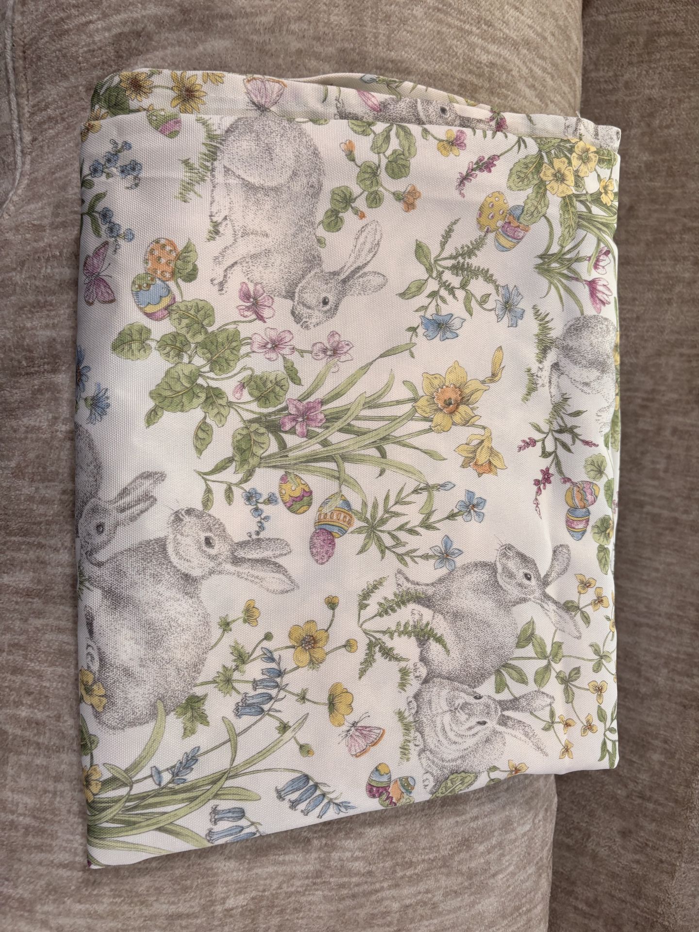 Easter bunny / floral tablecloth- 6/8 chairs