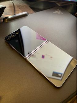 Like New - Samsung Z Flip 5 (5G) 512GB