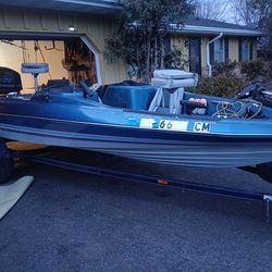 1988 Bayliner Trophy Cobra Bass Boat With A 125 Mercury
