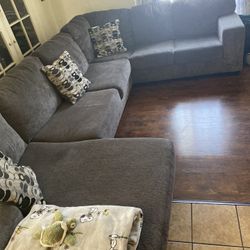 SECTIONAL L-SHAPED COUCH/SOFA 