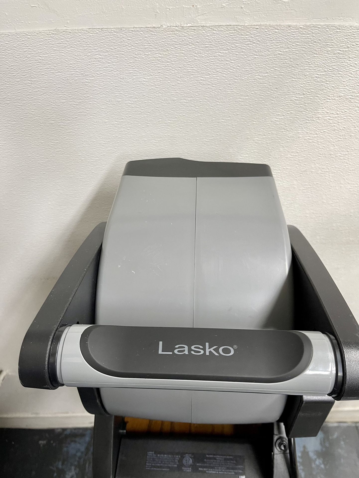 LASKO- Pivoting Utility Fan model U15610 for Sale in Los Angeles, CA -  OfferUp