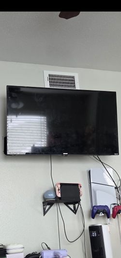 Element Roku TV 43" UHD LED TV + TV Wall Mount