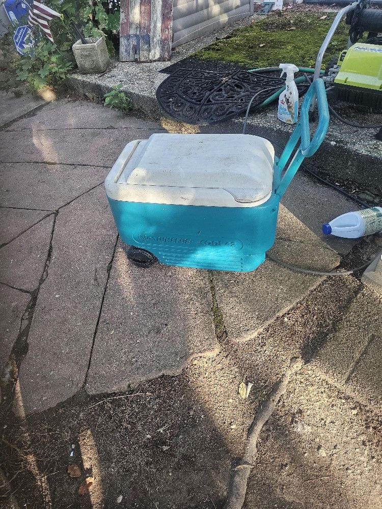 Prices Firm.. 42 Quart Rolling Ice Chest