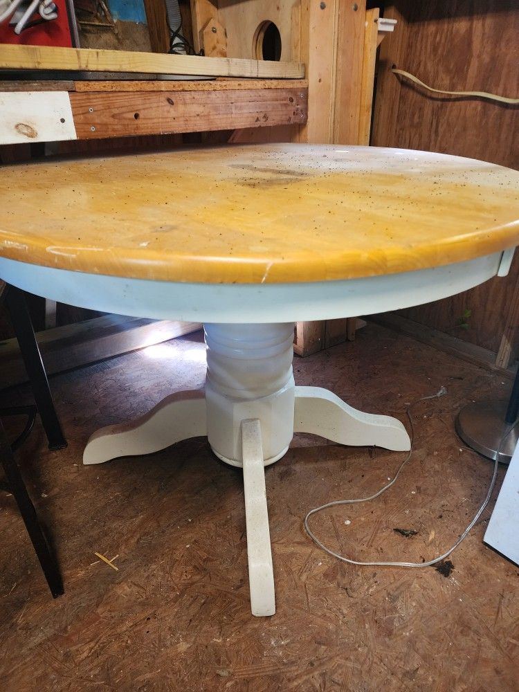 Round Farmstyle Dining Room Table With Extra Extender Leaf