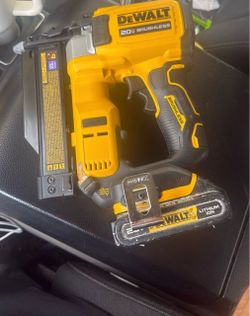 DeWalt 20V Brushless 23-Gauge Pin Nailer with Battery
