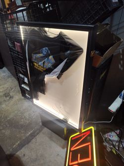 Light Up Jersey Display
31.5" in x 23.5" x 2"
Black