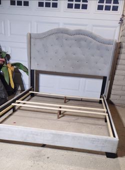 ** Queen Size Upholstered platform Bed Frame with Tufted Headboard**