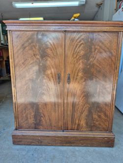 1940s Magnavox Georgian console radio