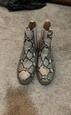Women Size 10 Snake Like Looking Boots