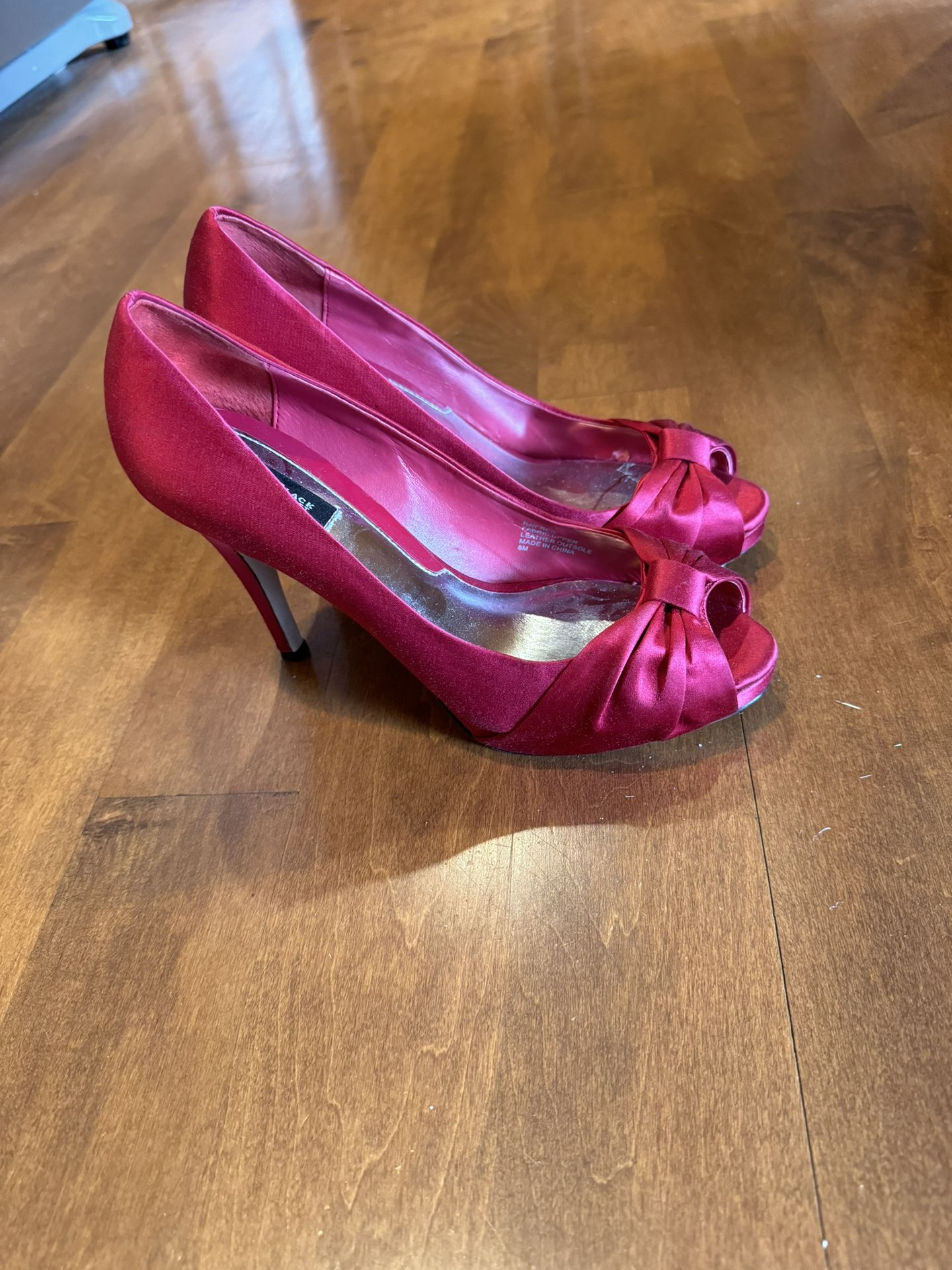Woman’s White House Black Market Leather Sole Heels Shipping Available