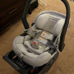 UppaBaby Mesa Max ‘Anthony- White and Grey Chenille’ car seat and base. Exp. 12-24-2029