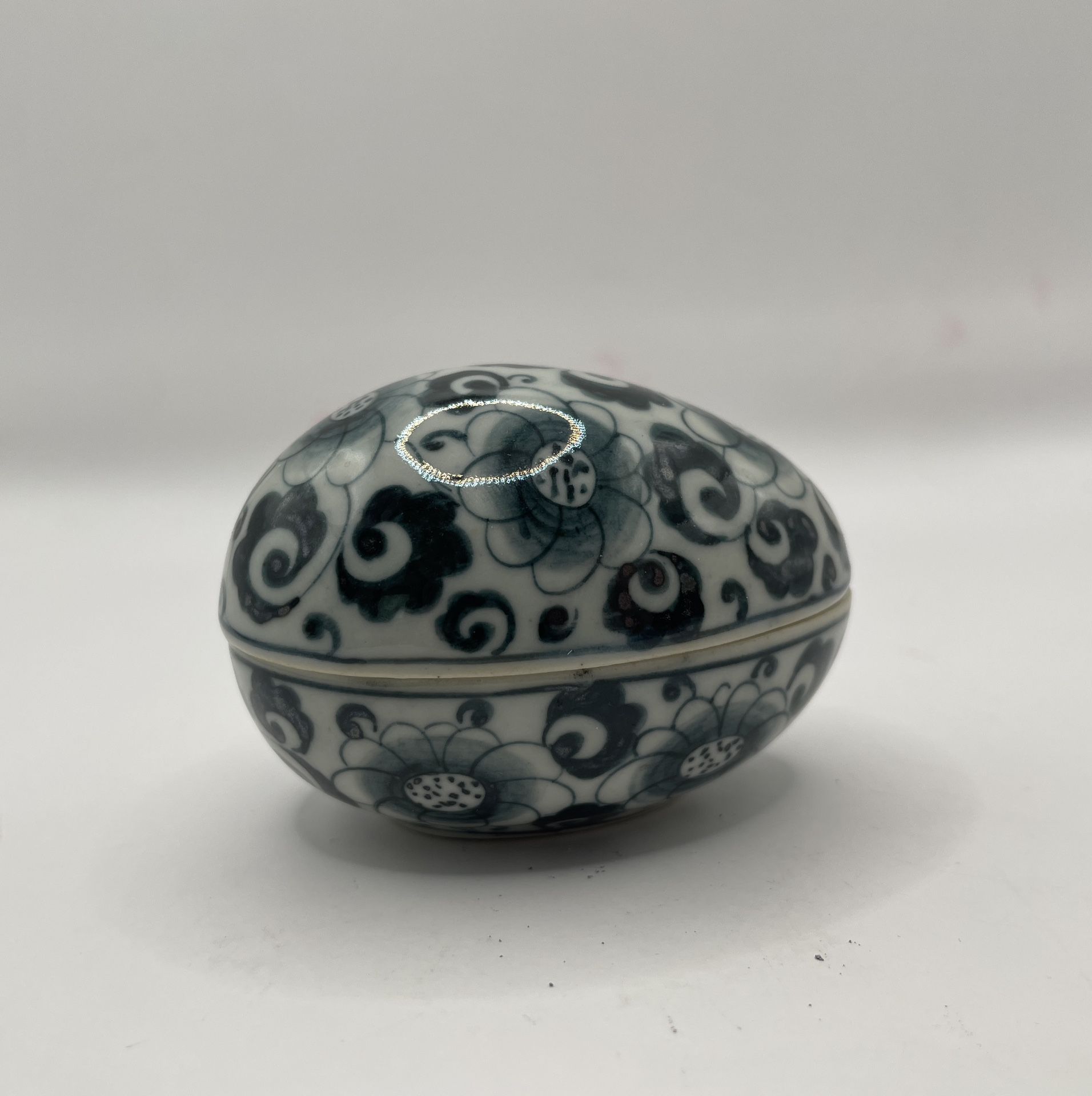 Vintage chinoiseries blue/white porcelain egg shape trinket box