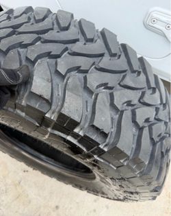 37x13.50R17 Open Country M/T Tire – Like New